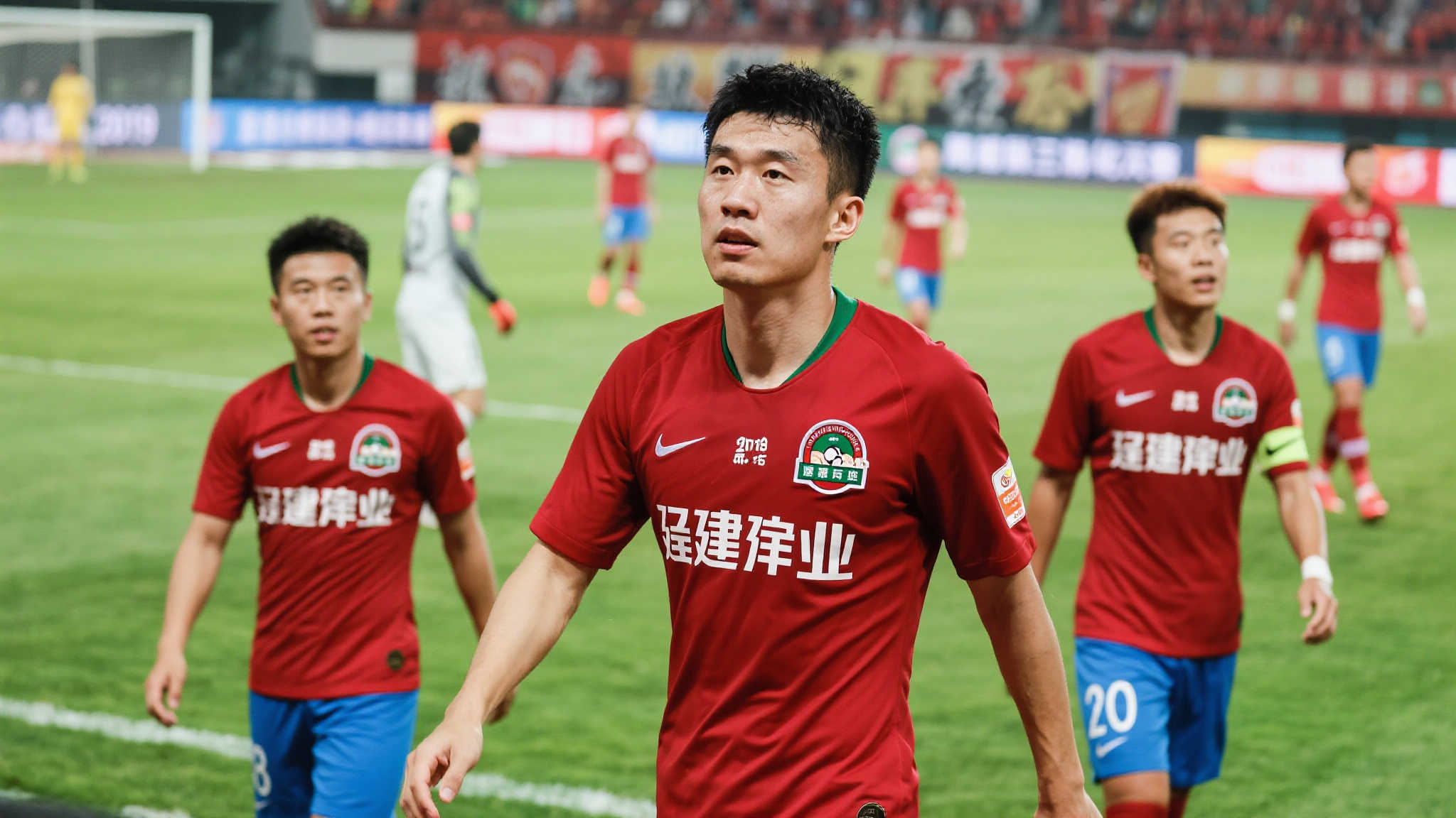 上海申花险胜表现乏力,筛子般的海港难挡失利 上海申花险胜表现乏力,筛子般的海港难挡失利